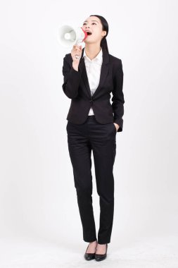 Elinde megafon tutan bir iş kadını 