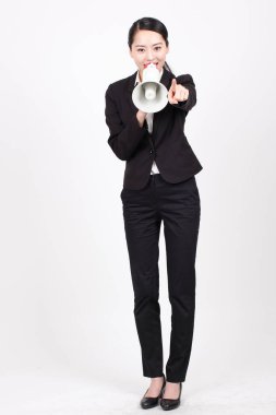 Elinde megafon tutan bir iş kadını 