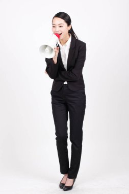 Elinde megafon tutan bir iş kadını 