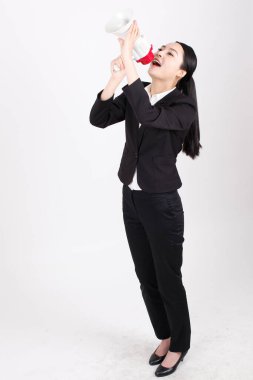 Elinde megafon tutan bir iş kadını 