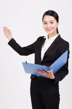 Elinde mavi bir dosya tutan bir iş kadını.