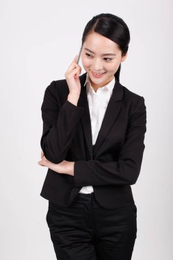 Elinde telefon tutan bir iş kadını.