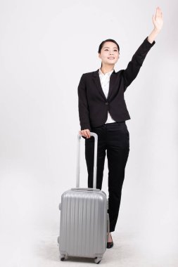 Bagaj taşıyan bir iş kadını.   