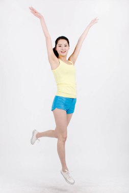 Eşofmanlı genç bir bayan farklı duygular gösteriyor.