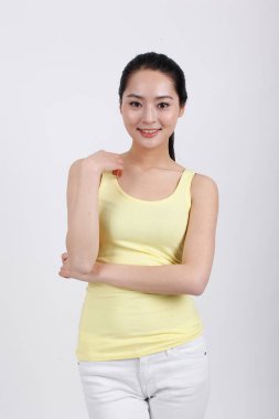 Eşofmanlı genç bir bayan farklı duygular gösteriyor.