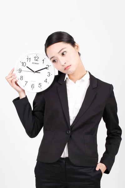 Une Femme Affaires Tenant Une Horloge — Photo