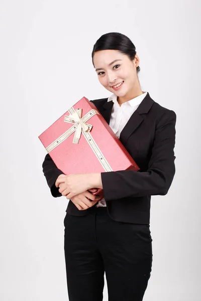 Bizneswoman Niosąca Pudełko Prezentów — Zdjęcie stockowe