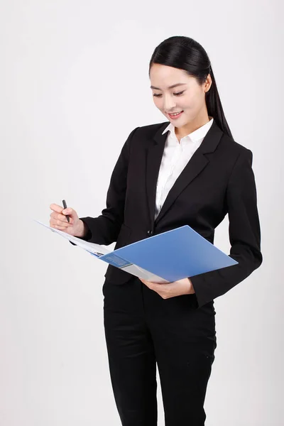 Una Mujer Negocios Sosteniendo Una Carpeta Azul — Foto de Stock