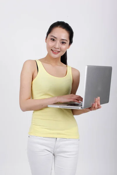 Uma Jovem Senhora Segurando Computador — Fotografia de Stock