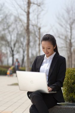 Takım elbiseli güzel