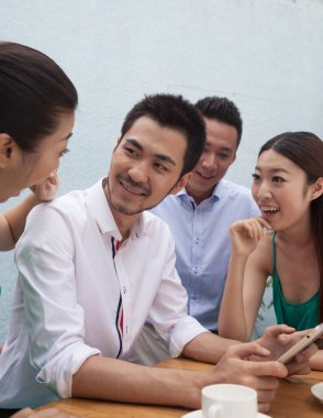 Kafedeki bilgisayarda çalışan insanlar.