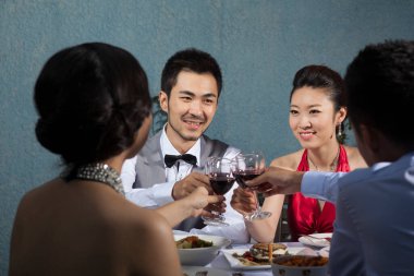 Gençler restoranda toplanıyor. 