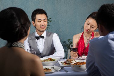 Gençler restoranda toplanıyor. 