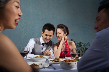 Gençler restoranda toplanıyor. 