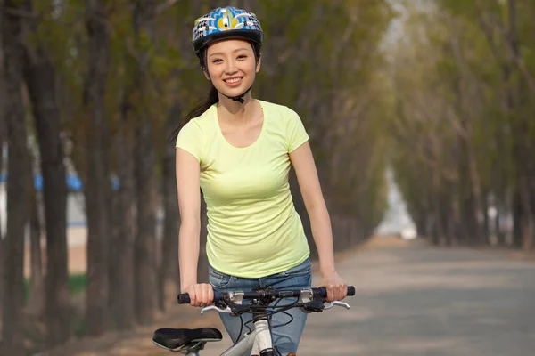 Kobieta Rowerzystka Parku — Zdjęcie stockowe