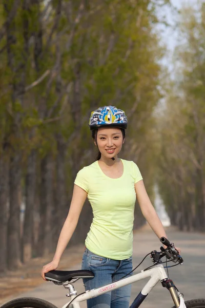 Kobieta Rowerzystka Parku — Zdjęcie stockowe