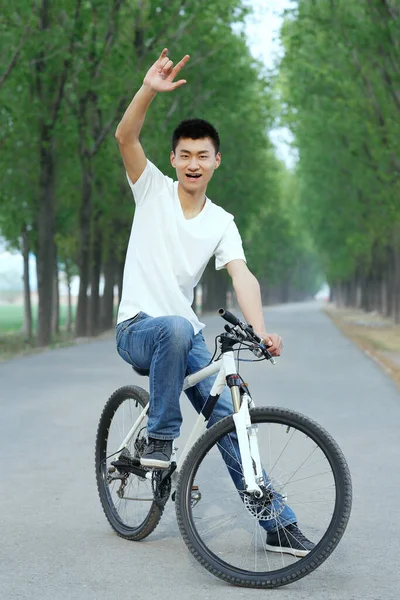 Młody Człowiek Jeżdżący Rowerze — Zdjęcie stockowe