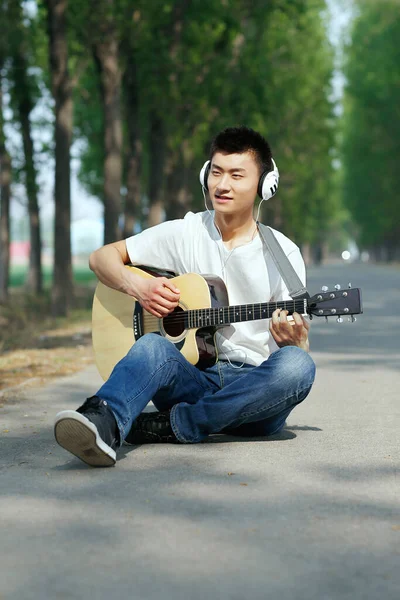Jeune Homme Jouant Guitare — Photo