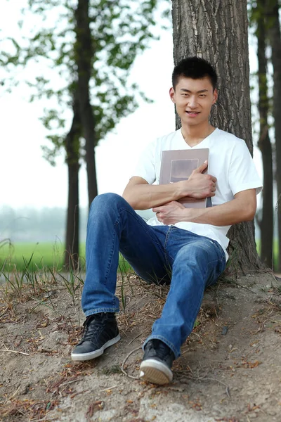 Elinde Kitap Olan Genç Adam — Stok fotoğraf
