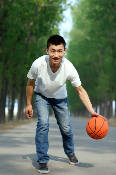 Jovem Jogando Basquete — Fotografia de Stock