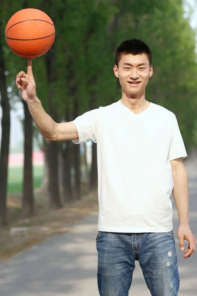 Der Junge Mann Spielt Basketball — Stockfoto