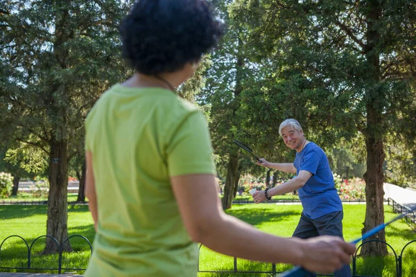 Doi Bătrâni Care Fac Exerciții Parc — Fotografie, imagine de stoc