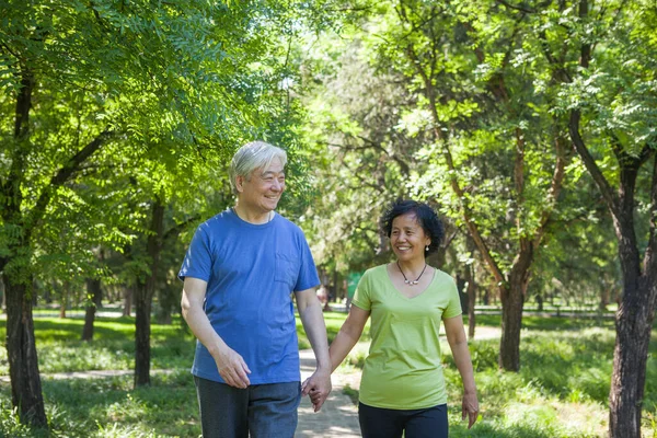 Twee Oude Mensen Aan Het Sporten Het Park — Stockfoto