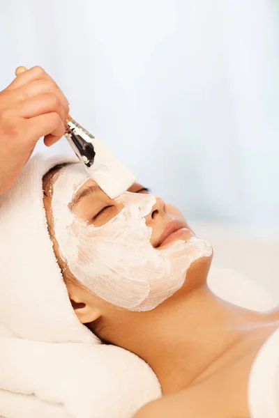 若いアジア人女性がスパサロンで顔治療を受けています ボディケアと美容のコンセプト — ストック写真