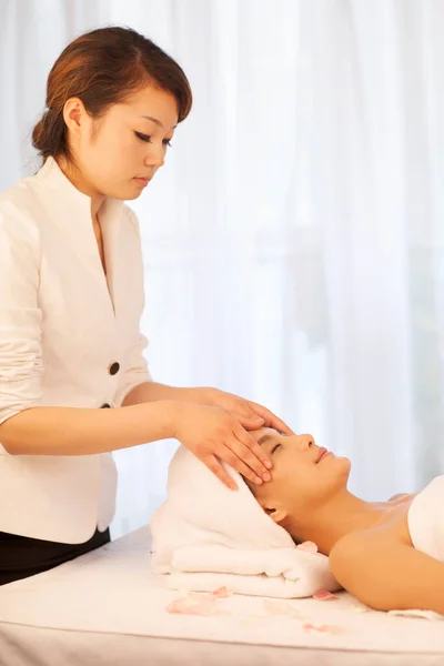 Jovem Está Recebendo Tratamento Facial Massagem Pescoço — Fotografia de Stock