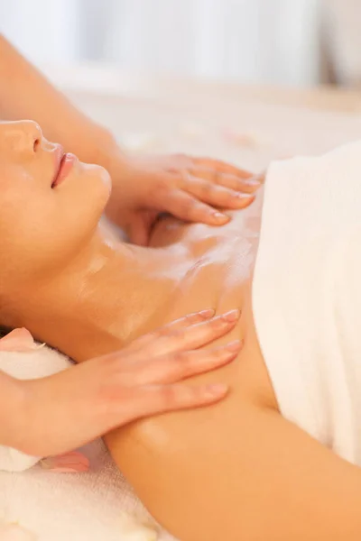 Beautiful Asian Brunette Getting Neck Shoulders Massage Body Care Beauty — Stock Photo, Image