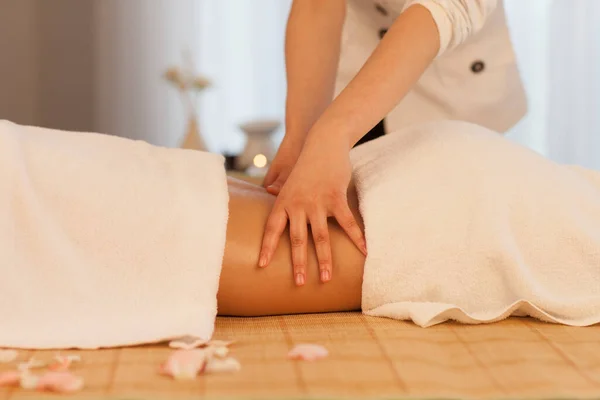 Jonge Vrouw Krijgt Olie Massage Spa Salon Lichaamsverzorging Beauty Concept — Stockfoto