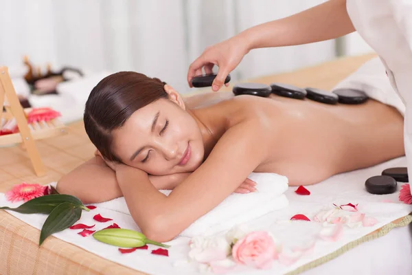 Schöne Junge Asiatin Bekommt Warme Steine Zurück Behandlung Wellness Salon — Stockfoto