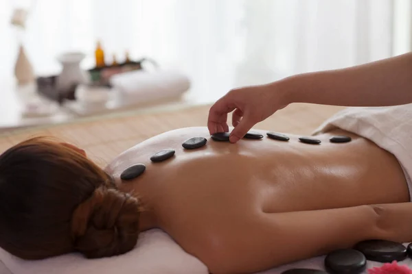 Mooie Jonge Aziatische Vrouw Krijgt Warme Stenen Terug Behandeling Spa — Stockfoto