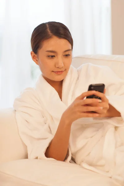 Asian Woman Relaxing Her Phone Spa Procedures Body Care Beauty — Stock Photo, Image