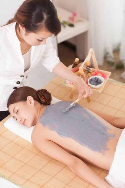 Vrouw Krijgt Modderbehandeling Voor Haar Huid Spa Salon Lichaamsverzorging Beauty — Stockfoto