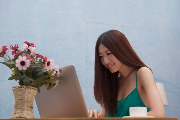 Mulher Trabalhando Computador Café — Fotografia de Stock