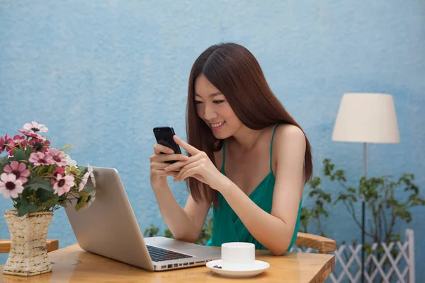 Woman Working Computer Cafe — Stock Photo, Image