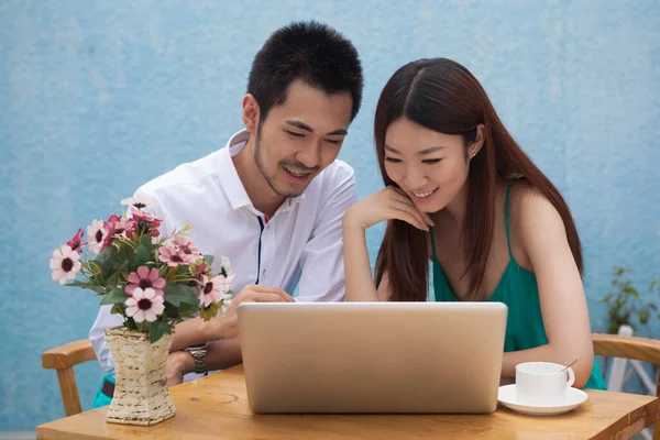 Casal Usando Computador Café — Fotografia de Stock