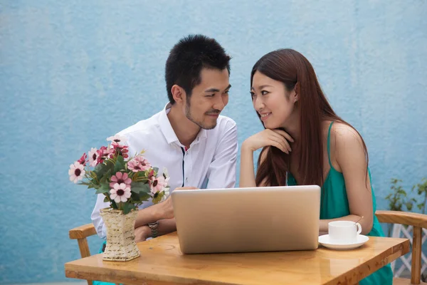 Casal Usando Computador Café — Fotografia de Stock