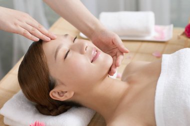 Genç bir kadın masajdan hoşlanır.