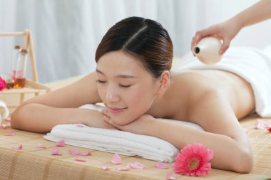 Genç bir kadın masajdan hoşlanır.