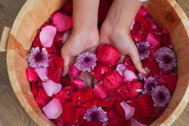 Bir el bakımı genç bayan.