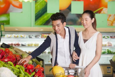 Süpermarkette alışveriş yapan genç bir çift.