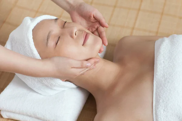 Uma Jovem Mulher Gosta Massagem — Fotografia de Stock