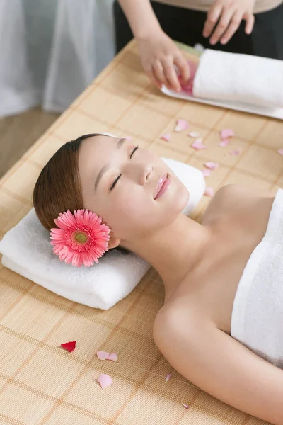 Young Woman Enjoy Massage — Stock Photo, Image