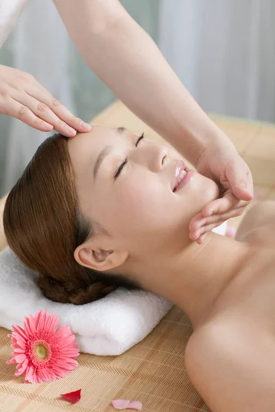 Ung Kvinna Njuter Massage — Stockfoto