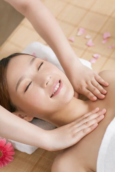 Een Jonge Vrouw Genieten Van Massage — Stockfoto