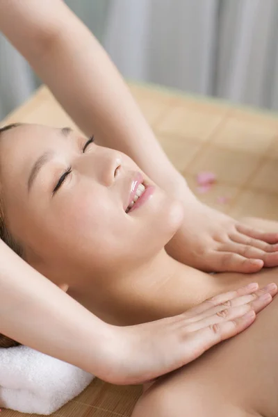 Een Jonge Vrouw Genieten Van Massage — Stockfoto