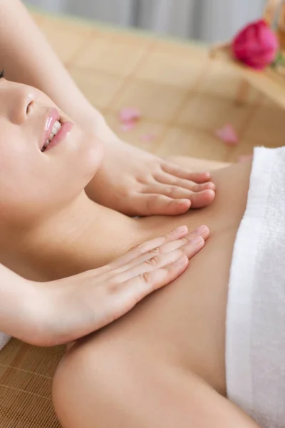 Een Jonge Vrouw Genieten Van Massage — Stockfoto