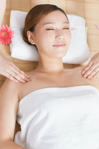 Uma Jovem Mulher Gosta Massagem — Fotografia de Stock